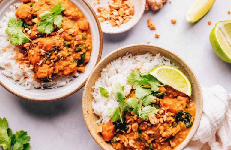 Creamy Satay Sweet Potato Lentil Curry: Quick & Flavorful!