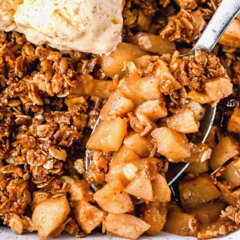 Irresistible and Wholesome: Indulge in Our Nutrient-Packed Apple Crisp with Granola Delight