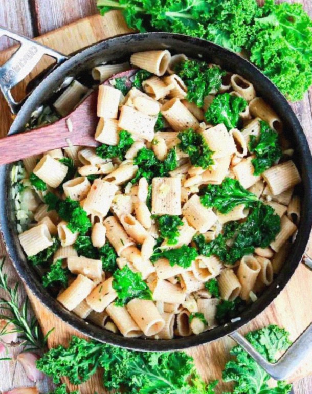 Garlicky Beans & Greens Pasta